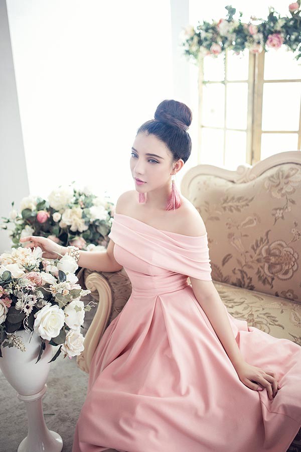 Người đẹp Jenny Nguyễn lả lơi ngực đầy quyến rũ - ảnh 1