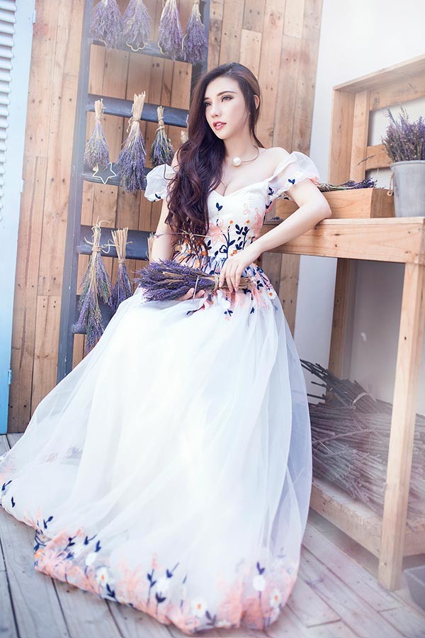 Người đẹp Jenny Nguyễn lả lơi ngực đầy quyến rũ - ảnh 3