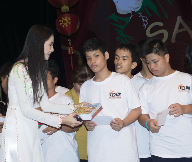 Phan Thị Mơ mặc áo dài, đội mưa làm từ thiện - ảnh 8