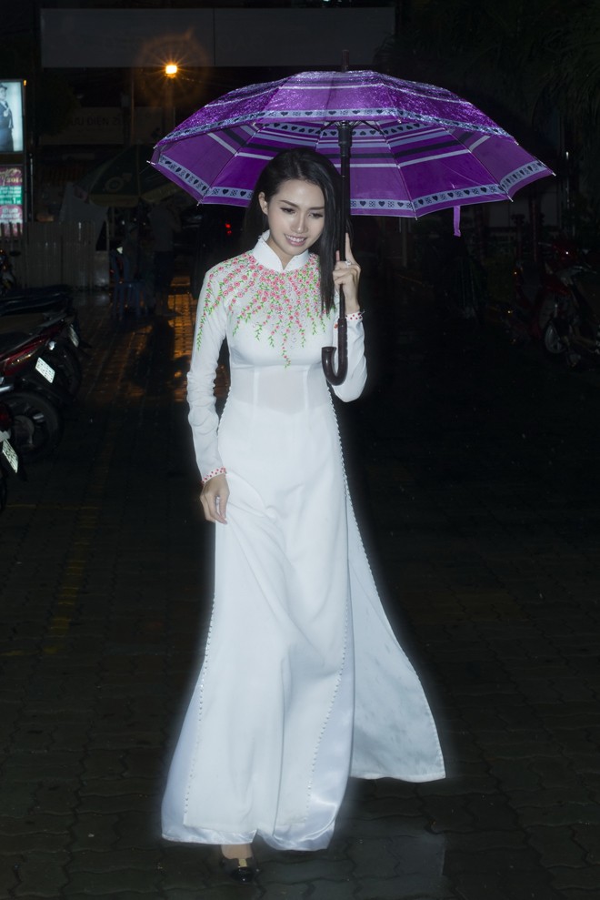 Phan Thị Mơ mặc áo dài, đội mưa làm từ thiện - ảnh 1