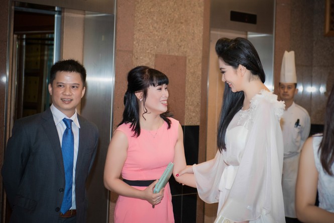 Hoa hậu Nguyễn Thị Huyền bất ngờ 'tái xuất' đầy quyến rũ - ảnh 9