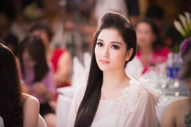 Hoa hậu Nguyễn Thị Huyền bất ngờ 'tái xuất' đầy quyến rũ - ảnh 12