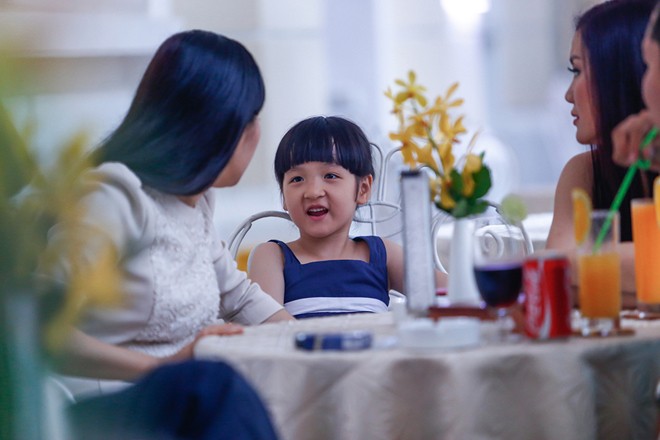Ngọc Anh ăn tối cùng gia đình 'ca sỹ nhà trăm tỷ' - ảnh 3