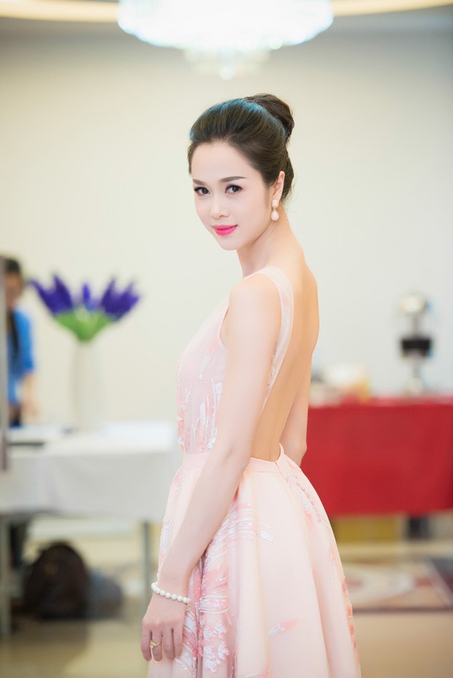 Vũ Ngọc Anh được 'trai lạ' chăm sóc nhiệt tình khi dự tiệc - ảnh 6
