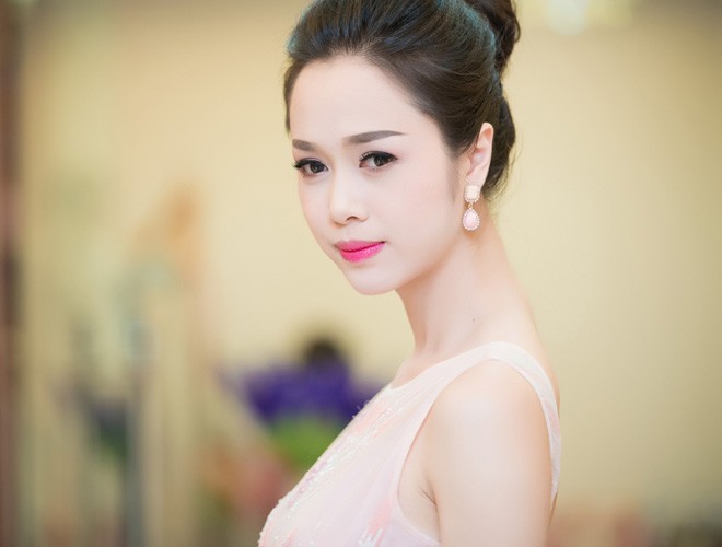 Vũ Ngọc Anh được 'trai lạ' chăm sóc nhiệt tình khi dự tiệc - ảnh 7
