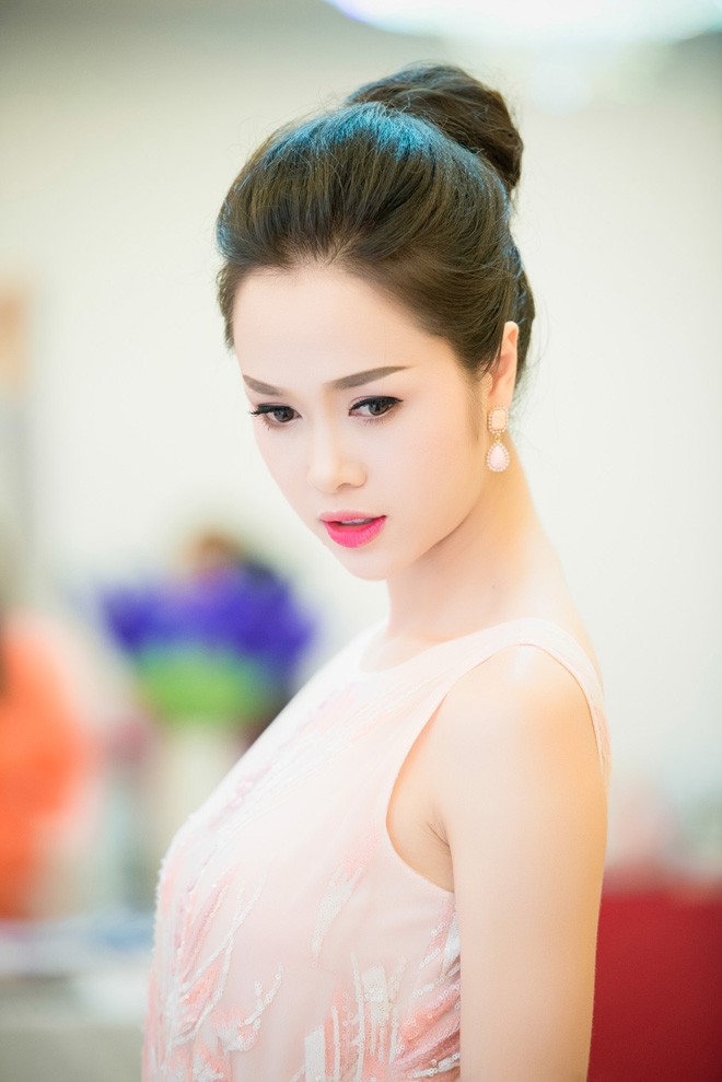 Vũ Ngọc Anh được 'trai lạ' chăm sóc nhiệt tình khi dự tiệc - ảnh 3
