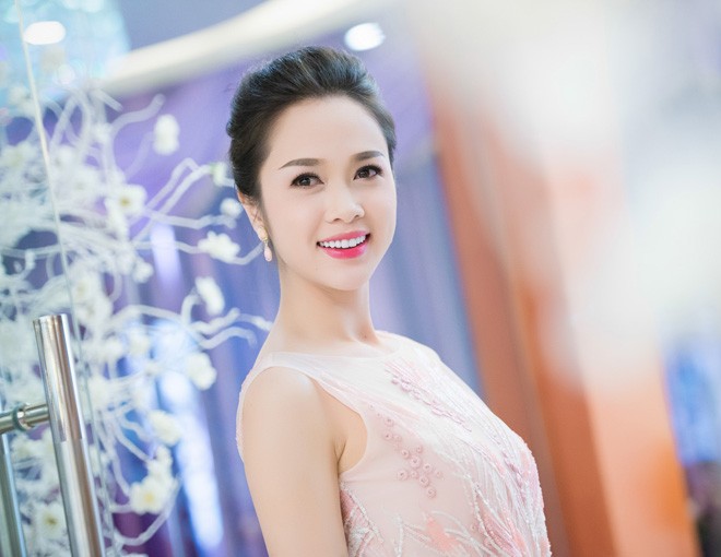 Vũ Ngọc Anh được 'trai lạ' chăm sóc nhiệt tình khi dự tiệc - ảnh 4