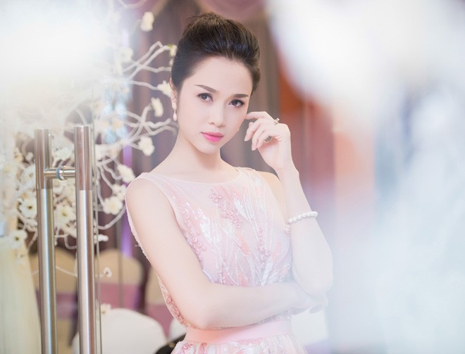 Vũ Ngọc Anh được 'trai lạ' chăm sóc nhiệt tình khi dự tiệc - ảnh 5