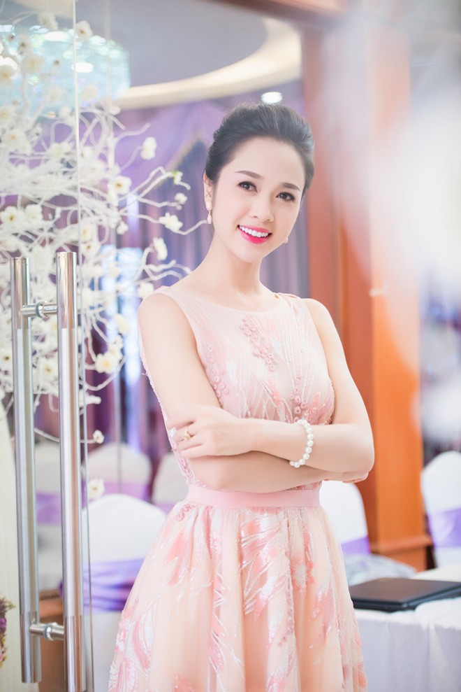Vũ Ngọc Anh được 'trai lạ' chăm sóc nhiệt tình khi dự tiệc - ảnh 1