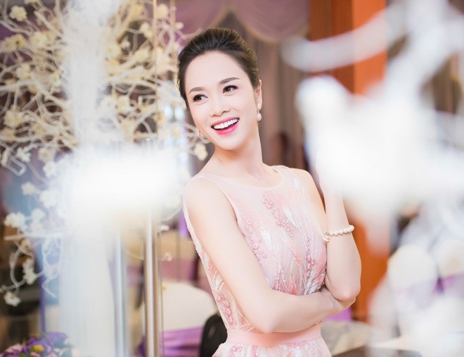 Vũ Ngọc Anh được 'trai lạ' chăm sóc nhiệt tình khi dự tiệc - ảnh 2