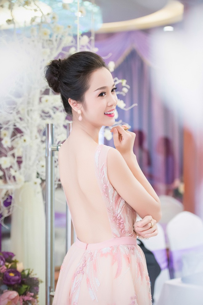 Vũ Ngọc Anh được 'trai lạ' chăm sóc nhiệt tình khi dự tiệc - ảnh 9