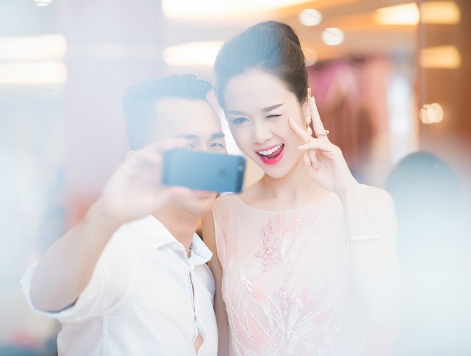 Vũ Ngọc Anh được 'trai lạ' chăm sóc nhiệt tình khi dự tiệc - ảnh 12