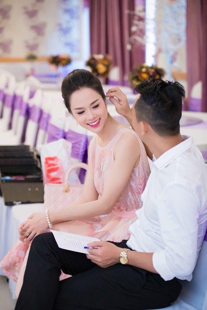 Vũ Ngọc Anh được 'trai lạ' chăm sóc nhiệt tình khi dự tiệc - ảnh 11