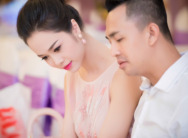 Vũ Ngọc Anh được 'trai lạ' chăm sóc nhiệt tình khi dự tiệc - ảnh 10