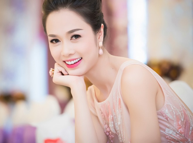 Vũ Ngọc Anh được 'trai lạ' chăm sóc nhiệt tình khi dự tiệc - ảnh 8