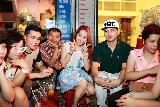 Khánh Thi lê la vỉa hè uống trà chanh cùng fans ở Hà Nội - ảnh 3