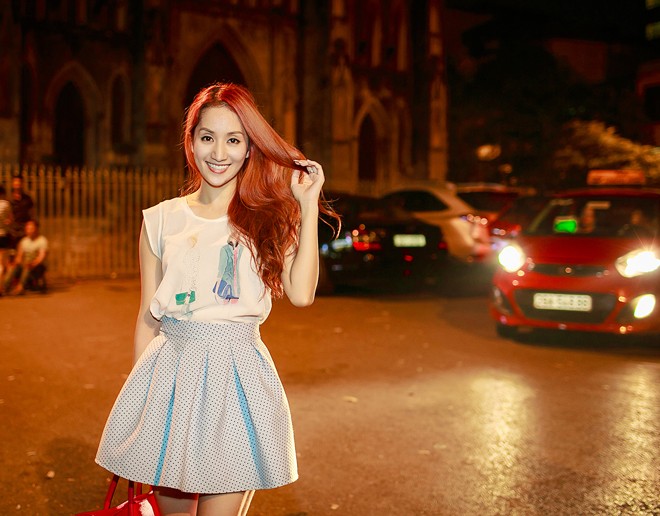 Khánh Thi lê la vỉa hè uống trà chanh cùng fans ở Hà Nội - ảnh 11