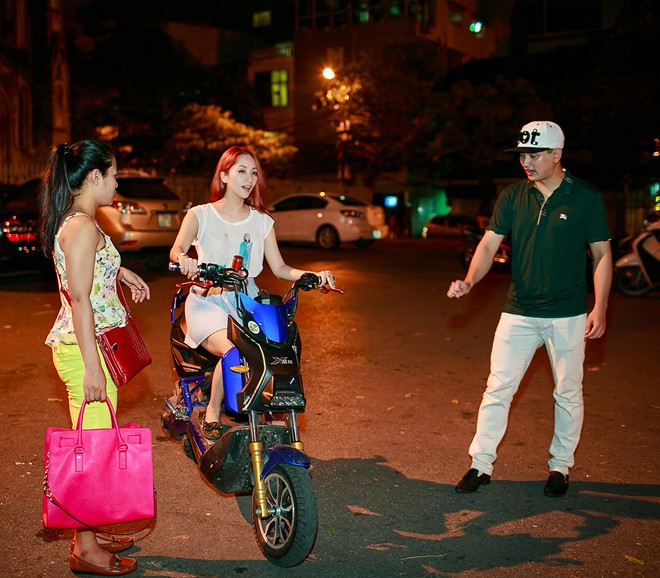 Khánh Thi lê la vỉa hè uống trà chanh cùng fans ở Hà Nội - ảnh 6