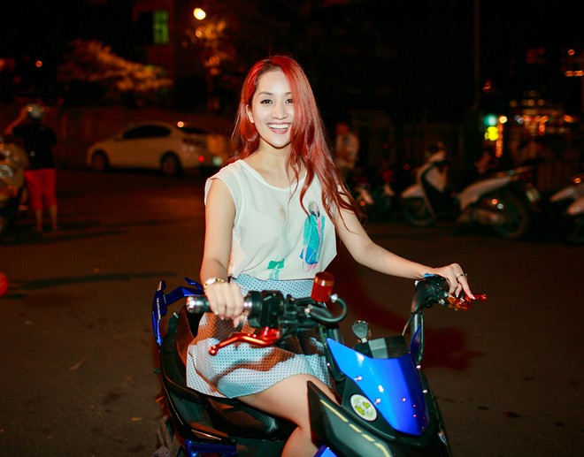 Khánh Thi lê la vỉa hè uống trà chanh cùng fans ở Hà Nội - ảnh 7