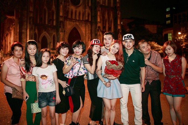 Khánh Thi lê la vỉa hè uống trà chanh cùng fans ở Hà Nội - ảnh 1