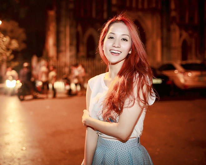 Khánh Thi lê la vỉa hè uống trà chanh cùng fans ở Hà Nội - ảnh 8