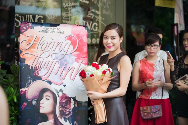 Hoàng Thùy Linh hạnh phúc đón sinh nhật trong vòng tay fans - ảnh 11