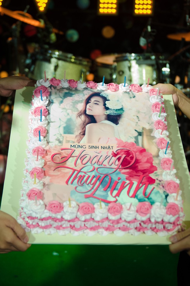 Hoàng Thùy Linh hạnh phúc đón sinh nhật trong vòng tay fans - ảnh 5