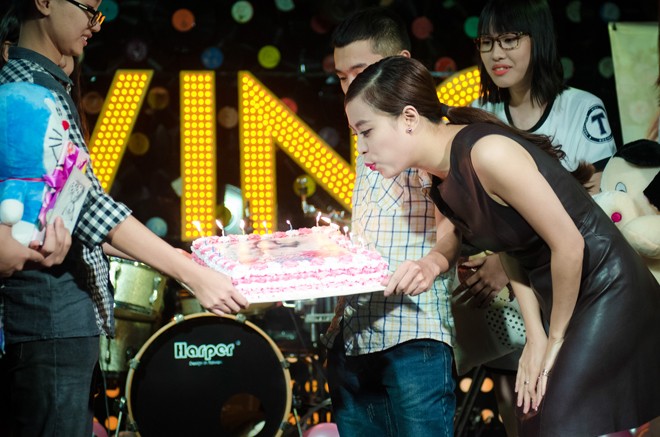 Hoàng Thùy Linh hạnh phúc đón sinh nhật trong vòng tay fans - ảnh 6
