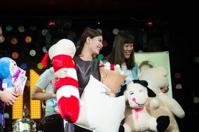 Hoàng Thùy Linh hạnh phúc đón sinh nhật trong vòng tay fans - ảnh 7