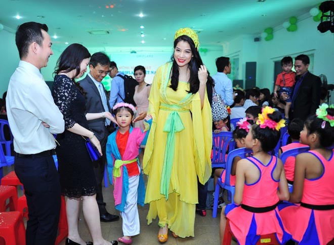 Trương Ngọc Ánh hóa Hằng Nga xinh đẹp bên con gái yêu - ảnh 7