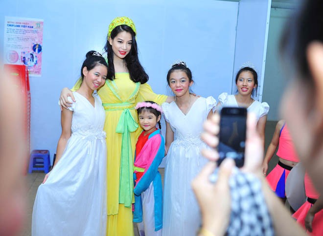 Trương Ngọc Ánh hóa Hằng Nga xinh đẹp bên con gái yêu - ảnh 8