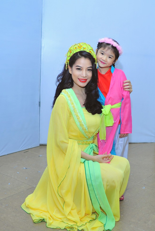 Trương Ngọc Ánh hóa Hằng Nga xinh đẹp bên con gái yêu - ảnh 9