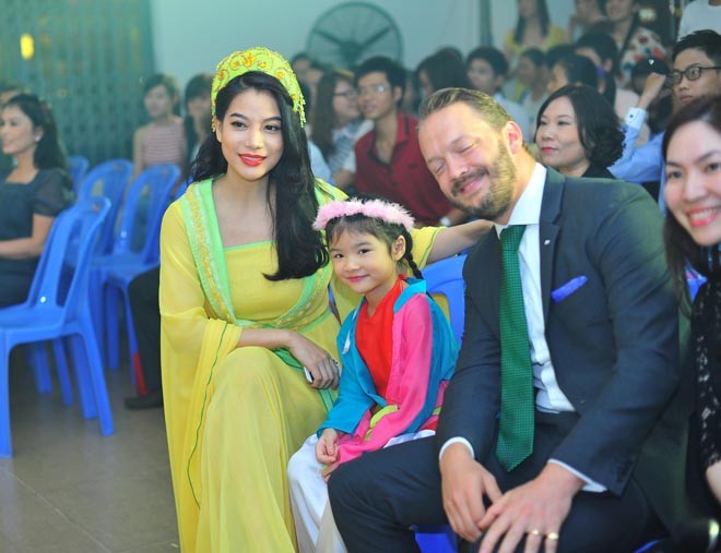 Trương Ngọc Ánh hóa Hằng Nga xinh đẹp bên con gái yêu - ảnh 10