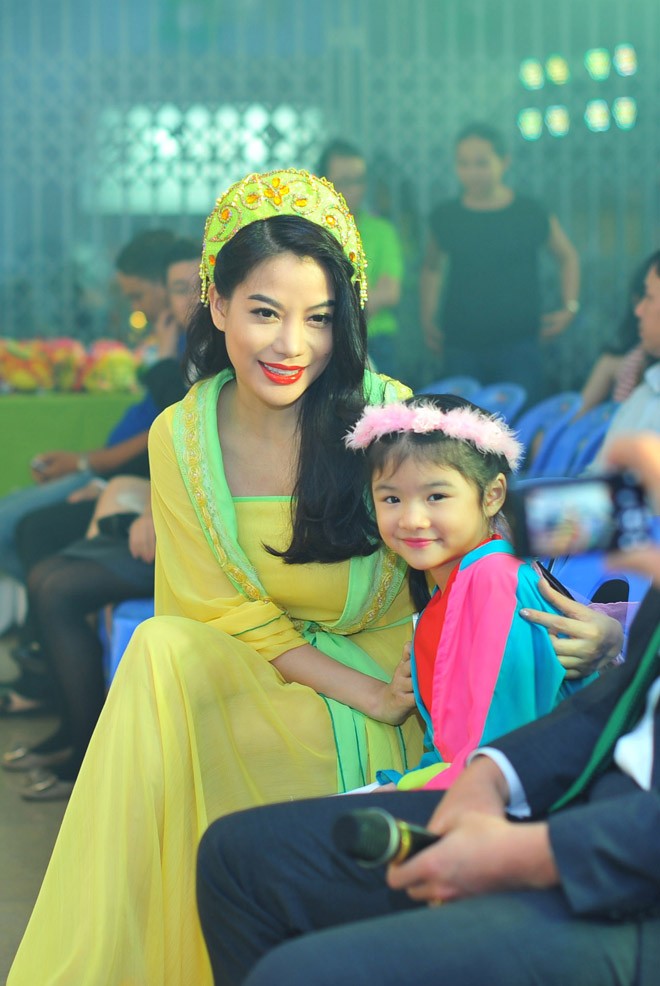 Trương Ngọc Ánh hóa Hằng Nga xinh đẹp bên con gái yêu - ảnh 5