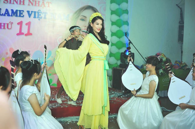 Trương Ngọc Ánh hóa Hằng Nga xinh đẹp bên con gái yêu - ảnh 6