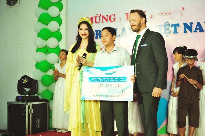 Trương Ngọc Ánh hóa Hằng Nga xinh đẹp bên con gái yêu - ảnh 2