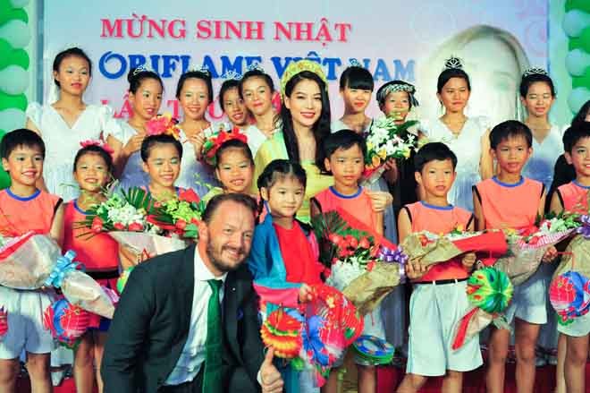 Trương Ngọc Ánh hóa Hằng Nga xinh đẹp bên con gái yêu - ảnh 11