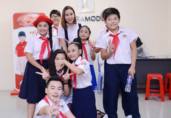 Vợ chồng Lưu Hương Giang đeo khăn quàng đỏ như học sinh - ảnh 6