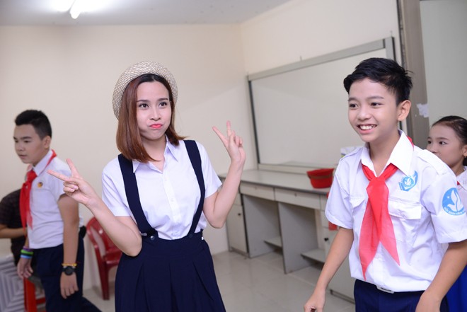 Vợ chồng Lưu Hương Giang đeo khăn quàng đỏ như học sinh - ảnh 2