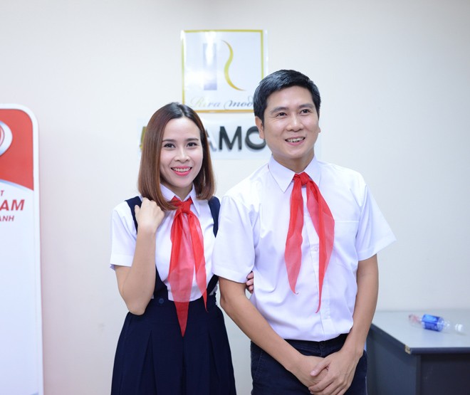 Vợ chồng Lưu Hương Giang đeo khăn quàng đỏ như học sinh - ảnh 5
