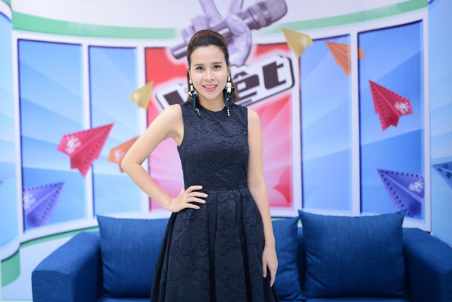 Vợ chồng Lưu Hương Giang đeo khăn quàng đỏ như học sinh - ảnh 11
