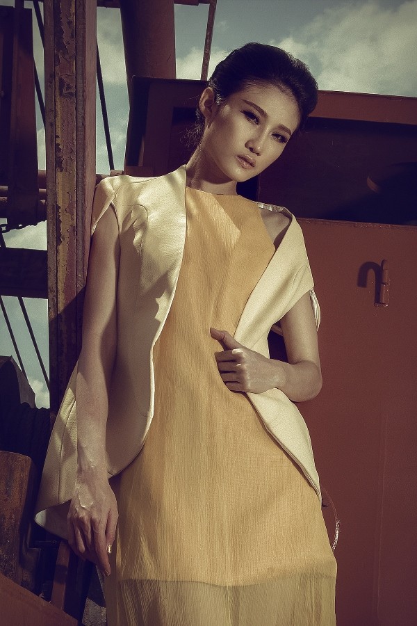 Kha Mỹ Vân khoe chân dài bên lò gạch cũ - ảnh 1