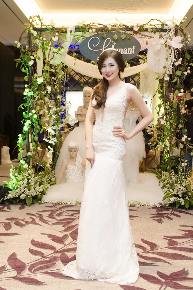Á hậu Tú Anh kiêu sa diễn thời trang cưới - ảnh 8