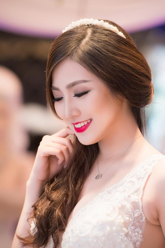 Á hậu Tú Anh kiêu sa diễn thời trang cưới - ảnh 3