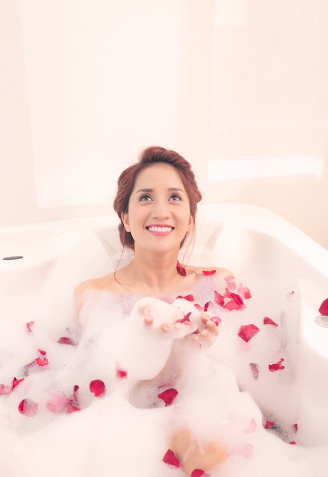 Khánh Thi tung bộ ảnh gợi cảm trong phòng tắm - ảnh 8