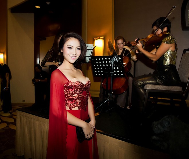 Hoa hậu châu Á tại Mỹ Jennifer Chung gợi cảm diễn catwalk - ảnh 2