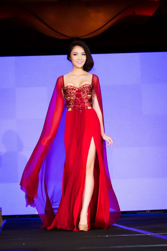 Hoa hậu châu Á tại Mỹ Jennifer Chung gợi cảm diễn catwalk - ảnh 4
