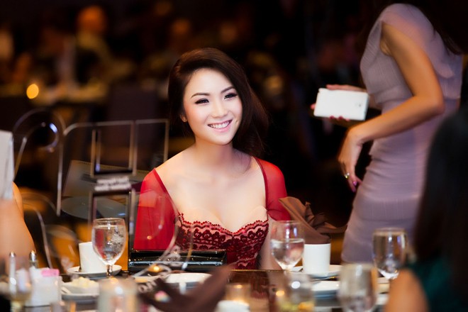 Hoa hậu châu Á tại Mỹ Jennifer Chung gợi cảm diễn catwalk - ảnh 1