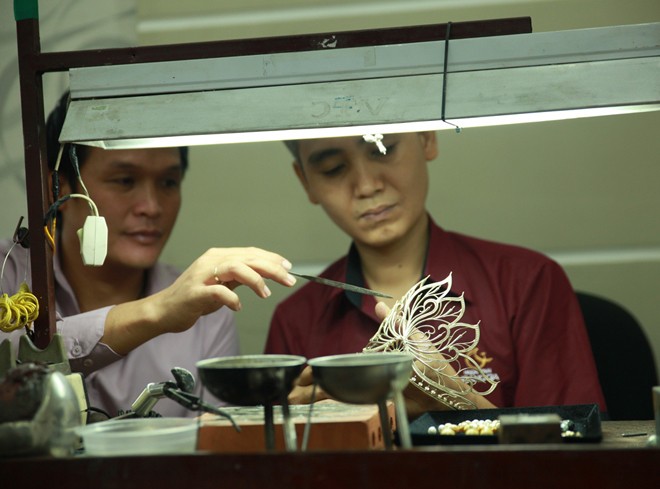 Khám phá quy trình chế tác vương miện Hoa hậu Việt Nam 2014 - ảnh 9