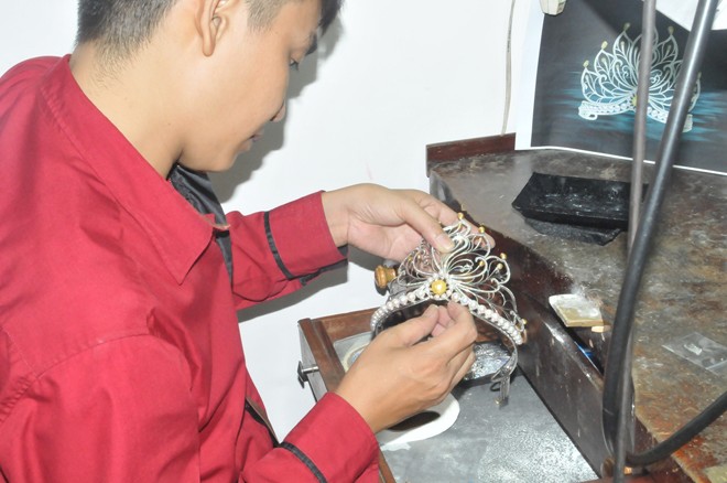 Khám phá quy trình chế tác vương miện Hoa hậu Việt Nam 2014 - ảnh 12
